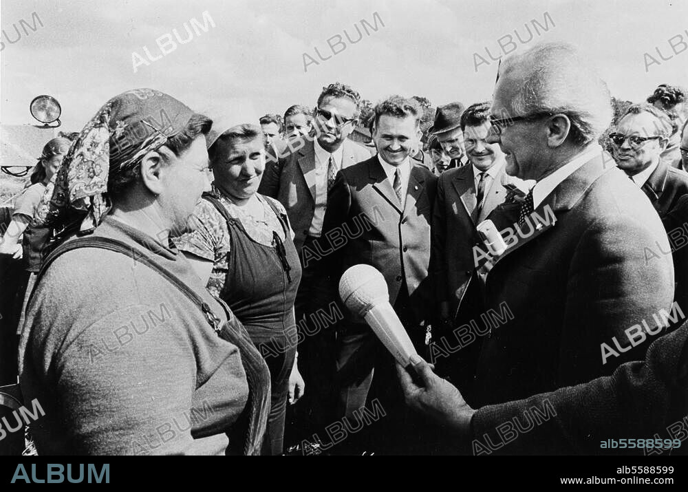 Honecker, Erich Generalsekretär des ZK der SED, Staatsratsvorsitzender der DDR, (25.8.1912-29.5.1994). - Honecker besucht den VEB-Rindermast Ferdinandshof, Bezirk Neubrandenburg, am 1. Juni 1972: Honecker spricht mit Mitarbeiterinnen des Kollektivs.- Foto.
