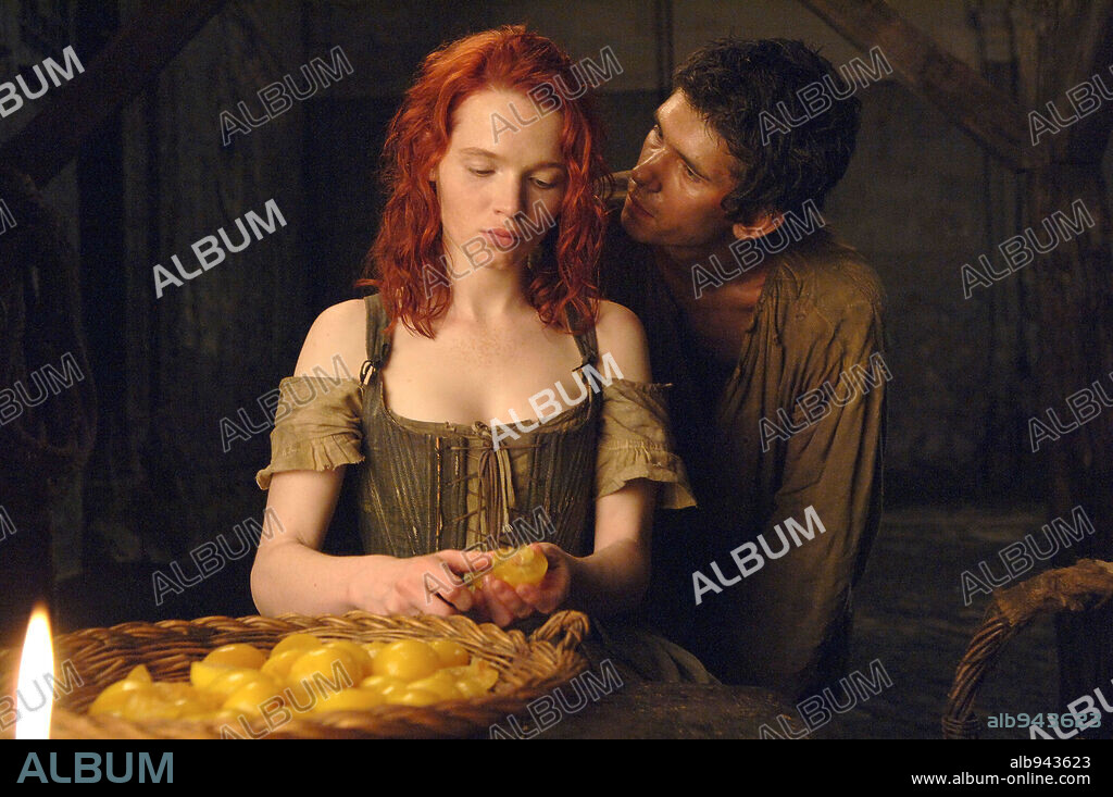 BEN WHISHAW und KAROLINE HERFURTH in PERFUME: THE STORY OF A MURDERER, 2006, unter der Regie von TOM TYKWER. Copyright DREAMWORKS / OLCZYK, JURGEN.