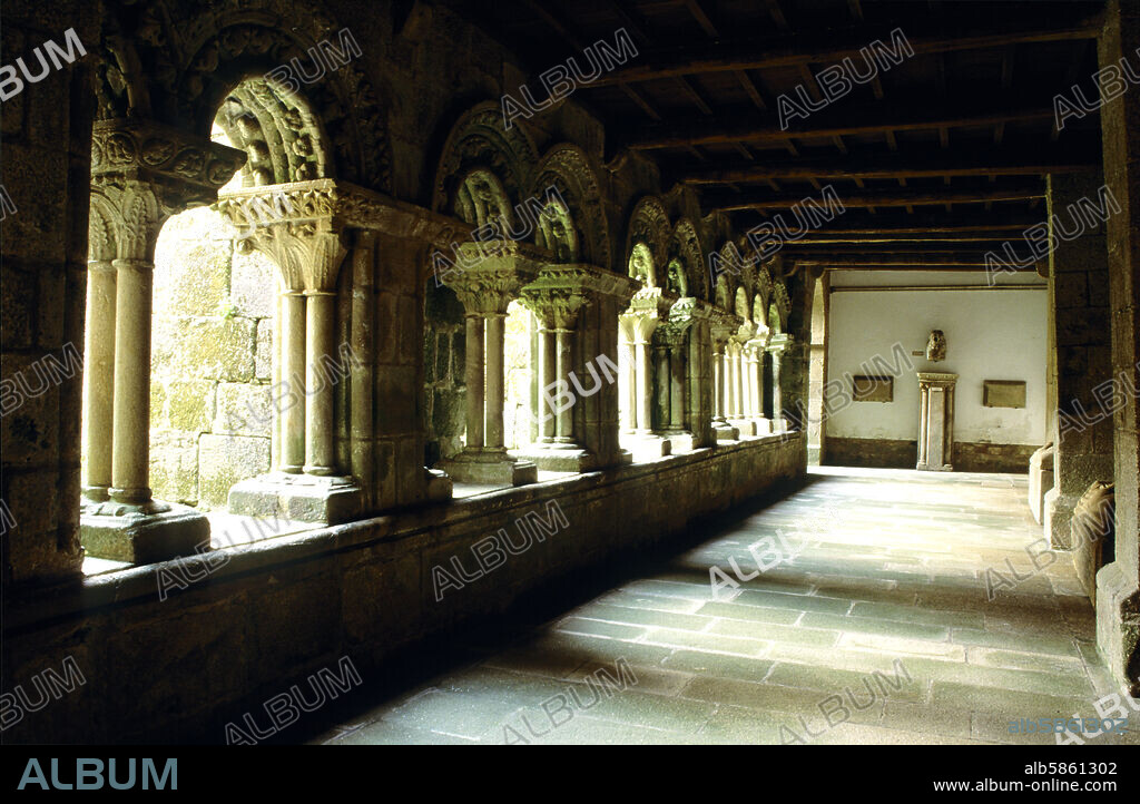 Santiago de Compostela, Colegiata Santa María de Sar, claustro románico, arcos.
