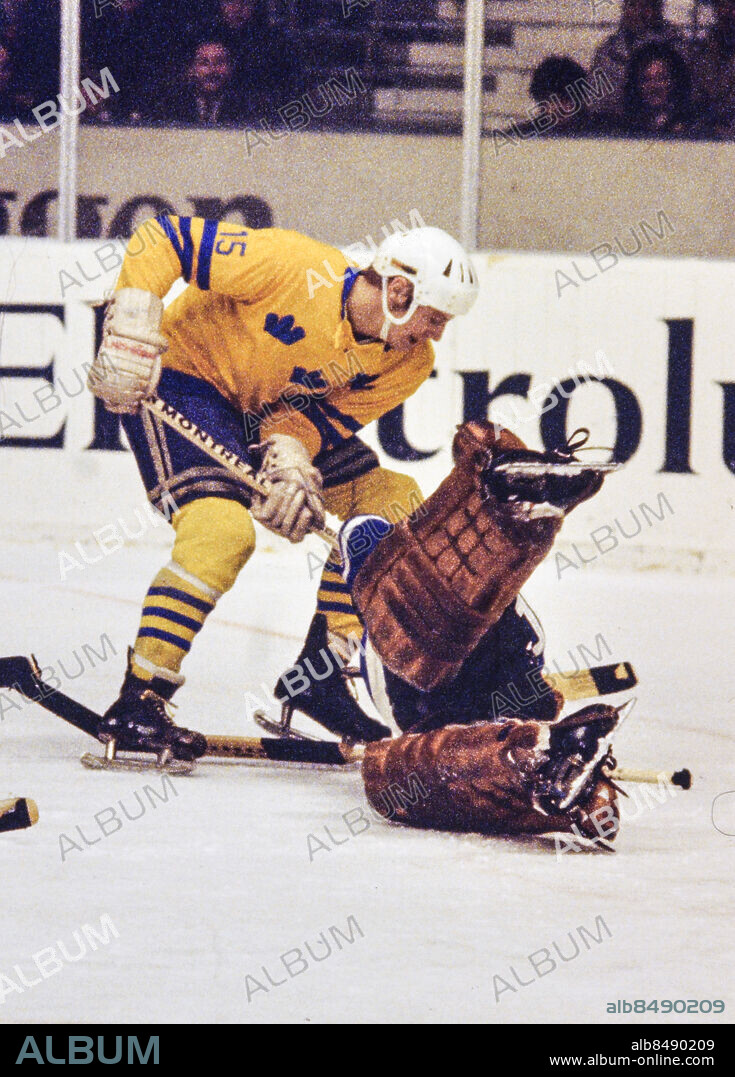 STOCKHOLM 1970-03-23. Tre Kronors Lars-Göran Nilsson attackerar det östtyska målet i ishockey-VM i Stockholm 23:e mars 1970. Sverige vann med 6-2.. Foto: Freddy Lindström / TT / Kod: 1047.