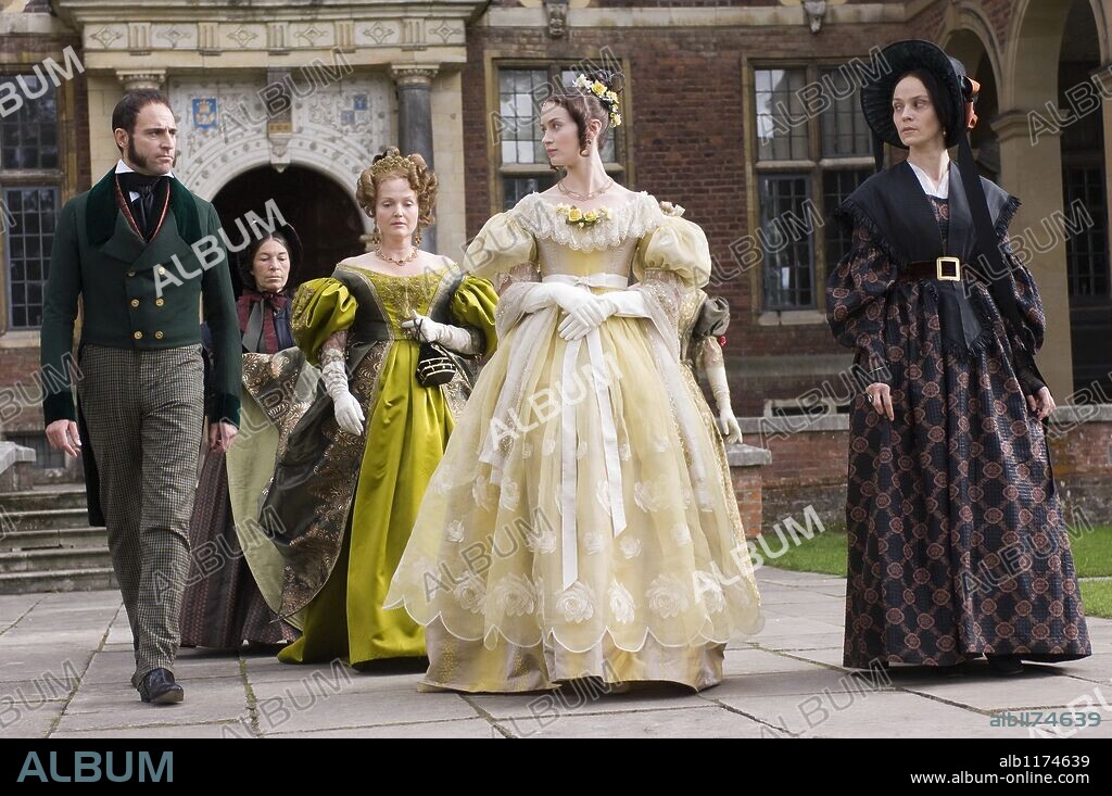 EMILY BLUNT and MIRANDA RICHARDSON in THE YOUNG VICTORIA, 2009, directed by JEAN-MARC VALLEE. Copyright GK FILMS.