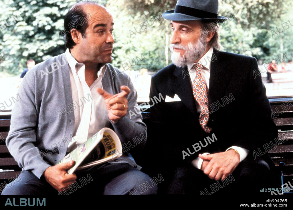 ANTONIO RESINES y JOSE "SAZA" SAZATORNIL en UNA PAREJA PERFECTA, 1998. Copyright LOLAFILMS.