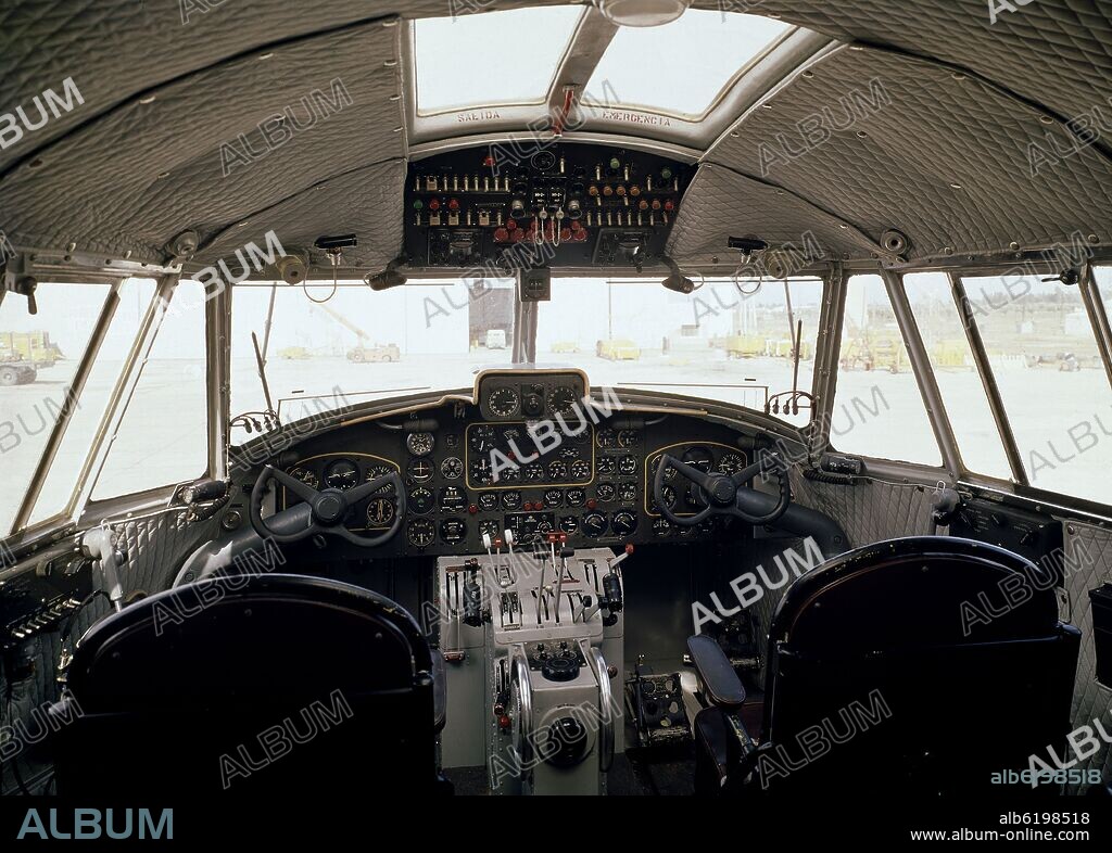 AVIONES AZOR CONSTRUIDOS POR C.A.S.A. - PRIMER VUELO EN 1955 - CABINA DE PILOTAJE - FOTO AÑOS 60.