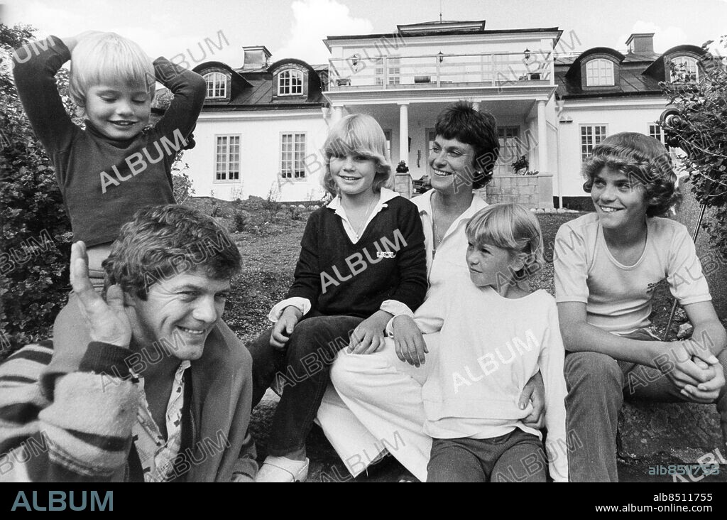 STOCKHOLM 1978-07-17. Imitatören Bosse Parnevik med sin familj fr. v. Jessica, 4 år, Jill, 11 år, hustru Gertie, Jenny, 9 år och Jesper, 13 år ute i gröngräset hemma på Tuna säteri i Österåker kommun utanför Stockholm 17:e juli 1978.. Foto: Ragnhild Haarstad / SvD / TT / Kod: 11014.