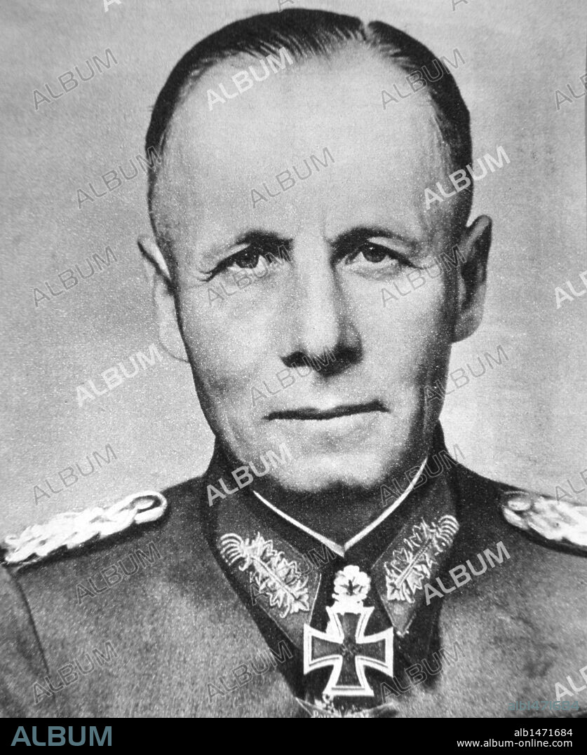 ROMMEL, Erwin (Heidenhei, 1891-Ulm, 1944). Militar alemán. Sus grandes éxitos militares le valieron la jefatura, durante la II Guerra Mundial del Afrika Korps. Componente del complot contra Hitler (1944), fue conminado por éste a elegir entre el suicidio o el consejo de guerra, optando por lo primero. Reproducción de fotografía.