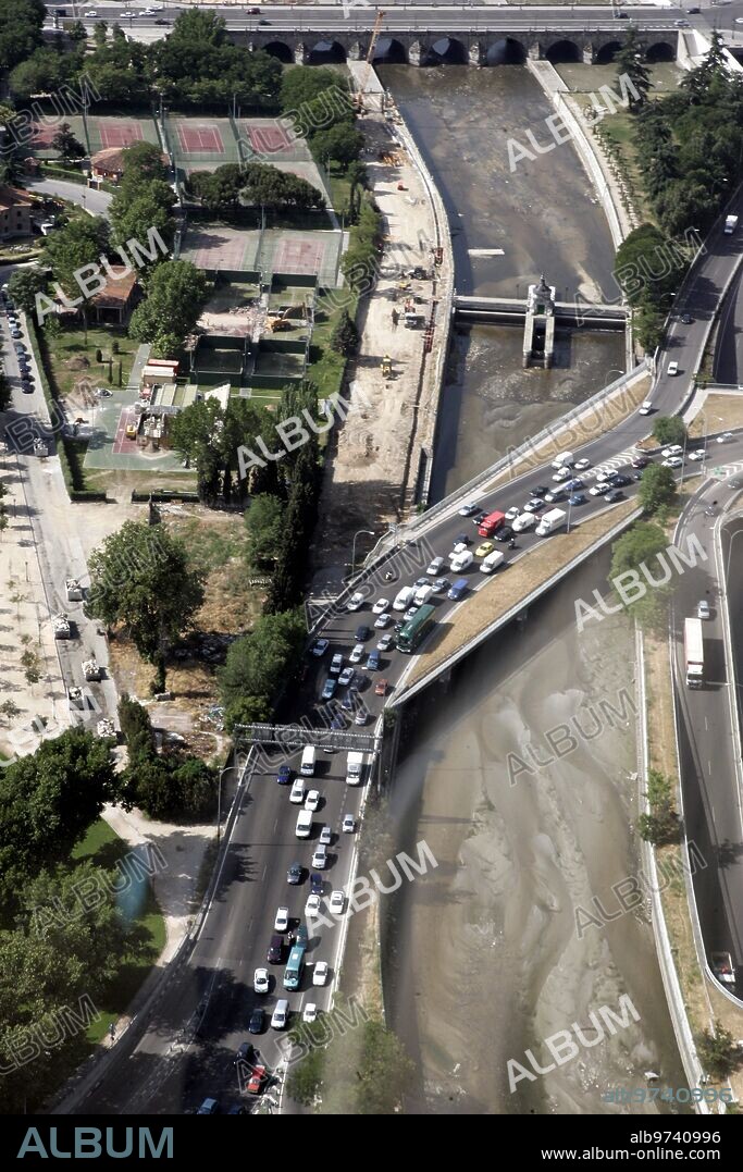 03/06/2005. Madrid. Vistas aéreas de la ciudad. En la imagen: La M-30, el río Manzanares y el Paseo de Extremadura. Foto: Chema Barroso. ARCHDC.
