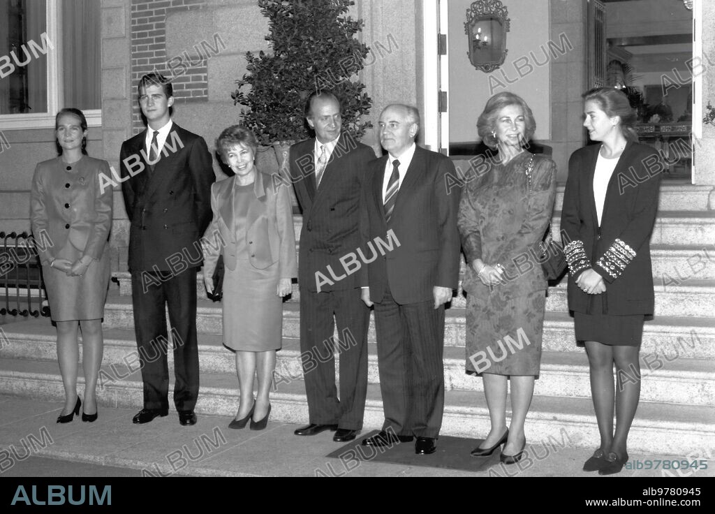 Madrid, 10/28/1990. Soviet President Mikhail Gorbachev in Spain. In the image, posing with the Spanish Royal Family at the Zarzuela Palace.