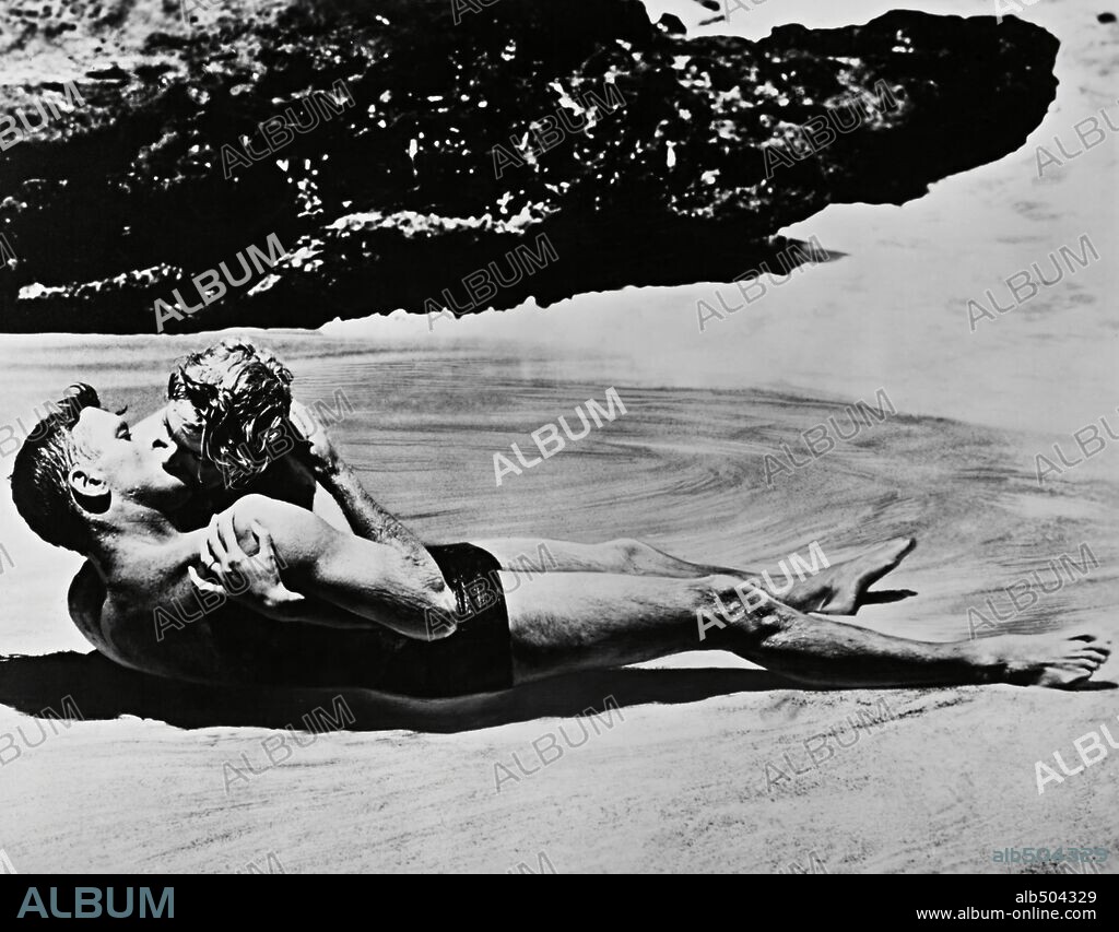 BURT LANCASTER et DEBORAH KERR dans FROM HERE TO ETERNITY, 1953, réalisé par FRED ZINNEMANN. Copyright COLUMBIA PICTURES.