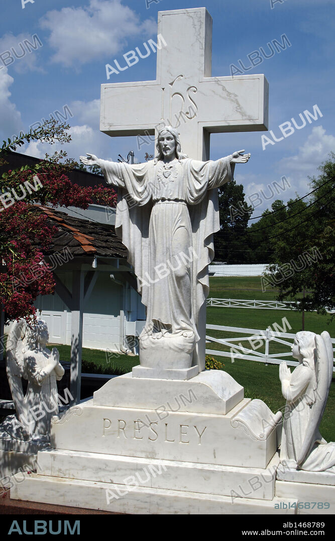 GRACELAND. Casa del cantante de rock Elvis PRESLEY (1935-1977). CRUZ con la IMAGEN DEL SAGRADO CORAZON DE JESUS. MEMPHIS. Estado de Tennessee. Estados Unidos.