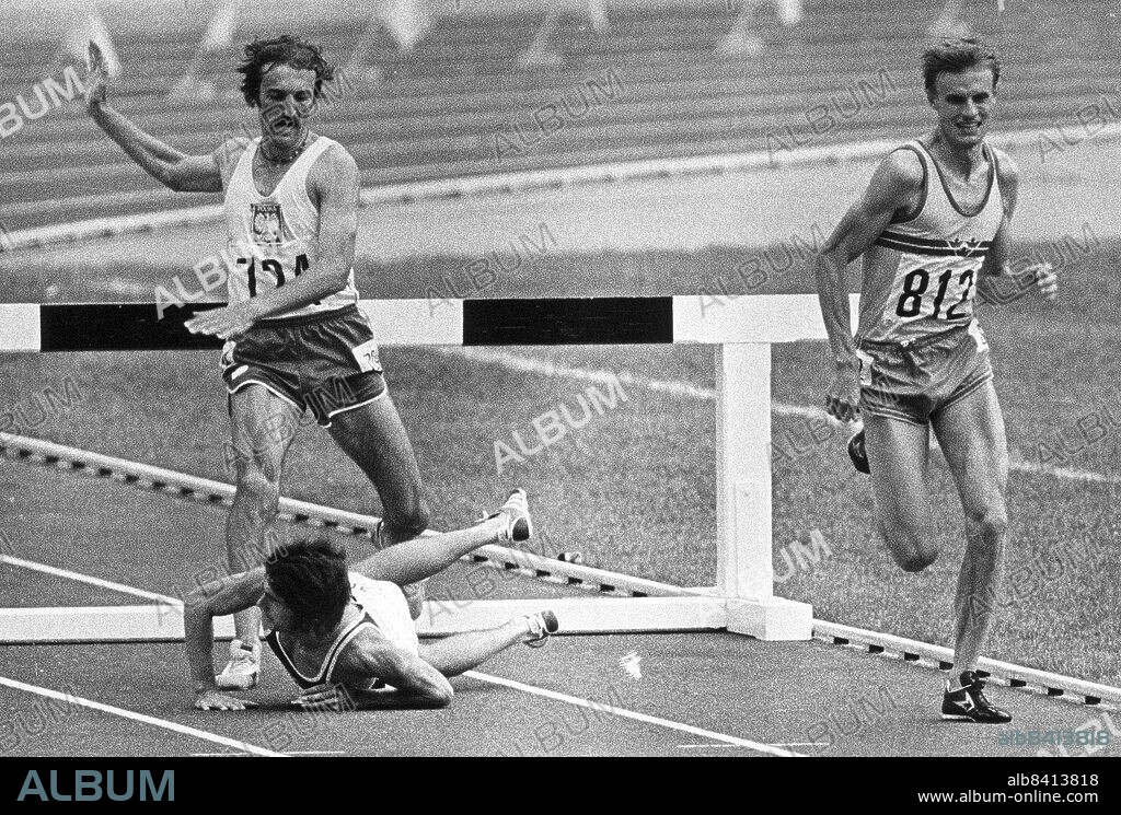 MONTEAL FILE JULY 1976 Anders Garderud sprinting for the gold medal in 3000 meter steeplechase at the Olympic Games in Montreal 1976. Baumgartl from East Germany has just fallen over the last hurdle and Malinowski from Poland takes a jump over him running for silver. Photo : Arne Jonsson / SCANPIX Code:35.