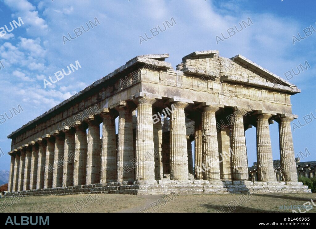 MAGNA GRECIA. ITALIA. TEMPLO DE NEPTUNO O POSEIDON. Erigido a mediados del siglo V a. C. Estilo dórico. Lado noroeste del templo, con seis columnas en el frente y catorce en los lados, sustentadas por un arquitrabe decorado con metopas y triglifos. Paestum. Provincia de Salerno. Campania.