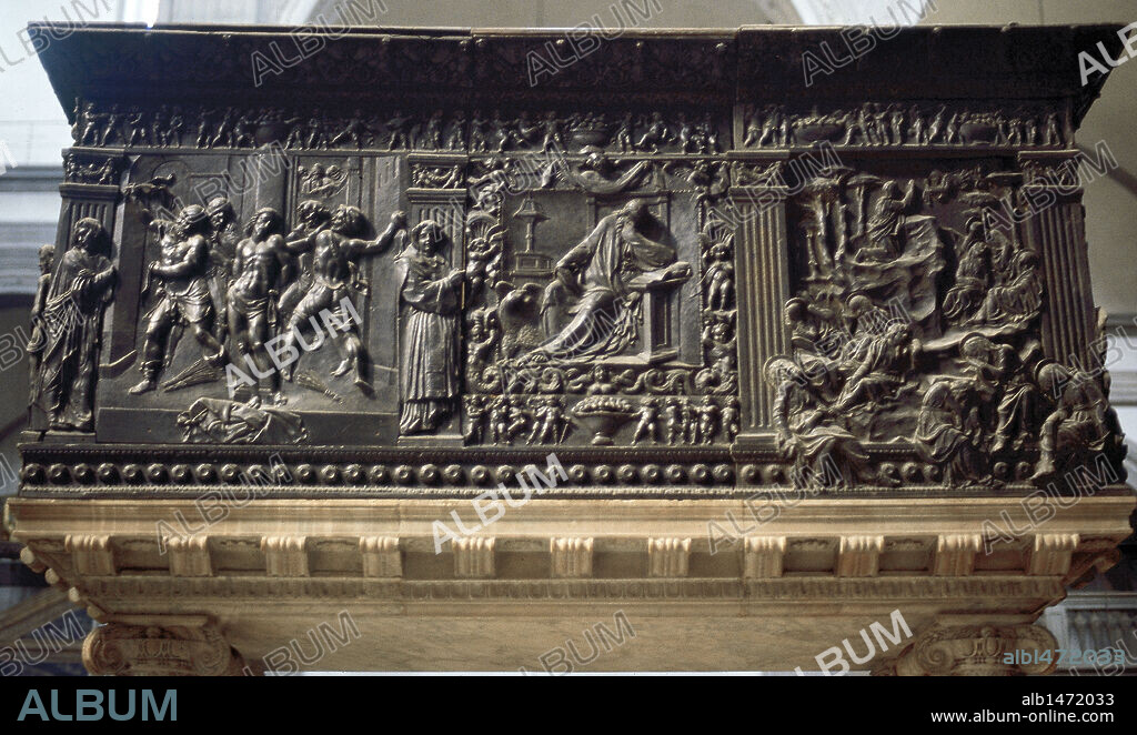 ARTE RENACIMIENTO-QUATTROCENTO. ITALIA. DONATELLO, Donato di Betto Bardi, llamado (Florencia,1386-1466). Escultor italiano. PULPITO en bronce con decoración que relata LA PASION Y RESURRECCION DE CRISTO. Donatello tenía 74 años cuando lo comenzó a trabajar (1460). Nave Central de la Iglesia de San Lorenzo. Florencia. La Toscana.
