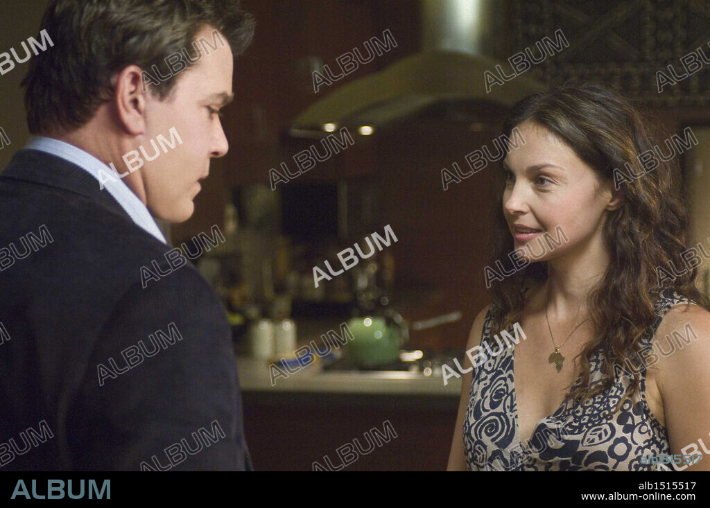 ASHLEY JUDD and RAY LIOTTA in CROSSING OVER, 2009, directed by WAYNE KRAMER. Copyright WEINSTEIN COMPANY, THE.