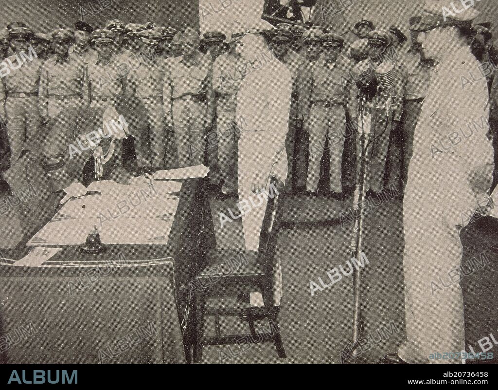 UMEZU (GENERAL JAPONES) FIRMA LA RENDICION EN TOKIO ANTE MAC ARTHUR Y LOS ALIADOS.