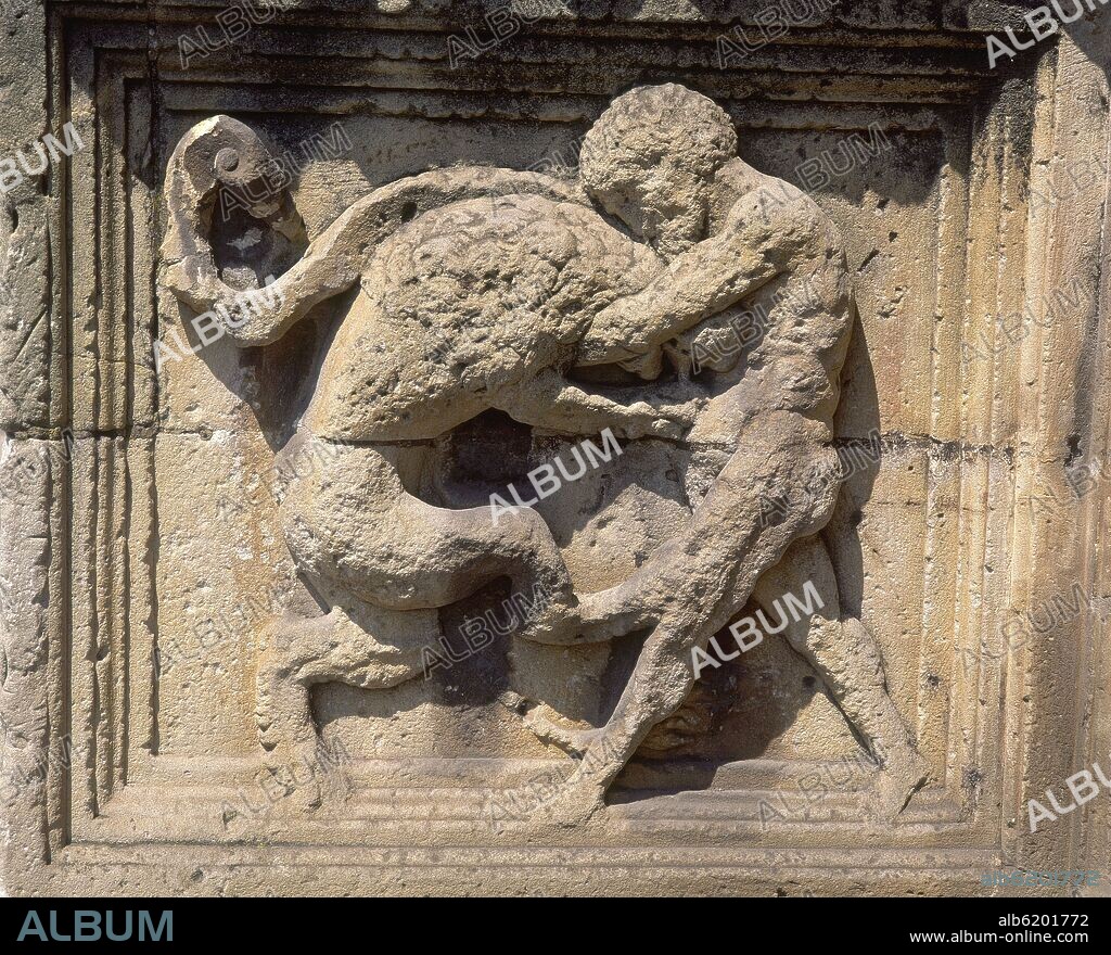 FACHADA-BASAMENTO CON HERCULES.