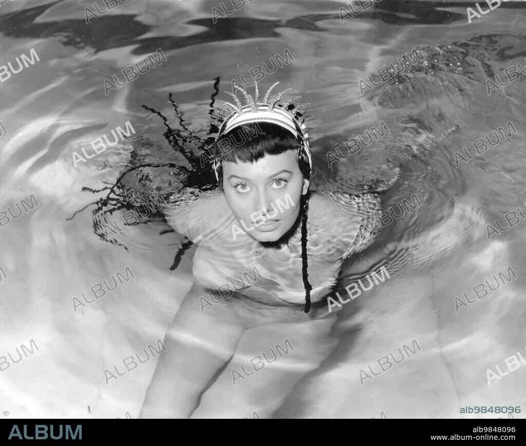 LOREN SOPHIA / LOREN SOFIA 1934/. SOPHIA LOREN dans DUE NOTTI CON CLEOPATRA, 1953, réalisé par MARIO MATTOLI. Copyright EXCELSA FILM.