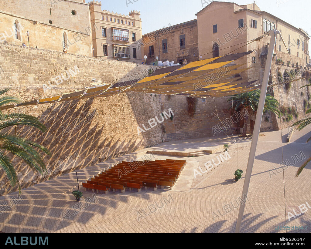 AUDITORIO AL AIRE LIBRE A LOS PIES DE LA MURALLA - FOTO AÑOS 00.