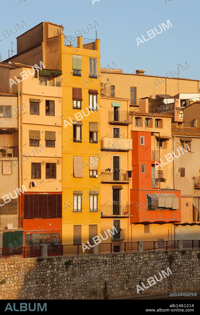 CATALUÑA. GIRONA, capital. Vista de las fachadas coloristas de las casas sobre el río Onyar, adosadas a las antiguas murallas.