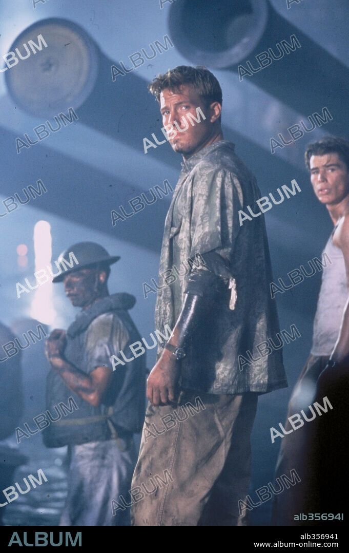 BEN AFFLECK and JOSH HARTNETT in PEARL HARBOR, 2001, directed by MICHAEL BAY. Copyright TOUCHSTONE PICTURES / COOPER, ANDREW.