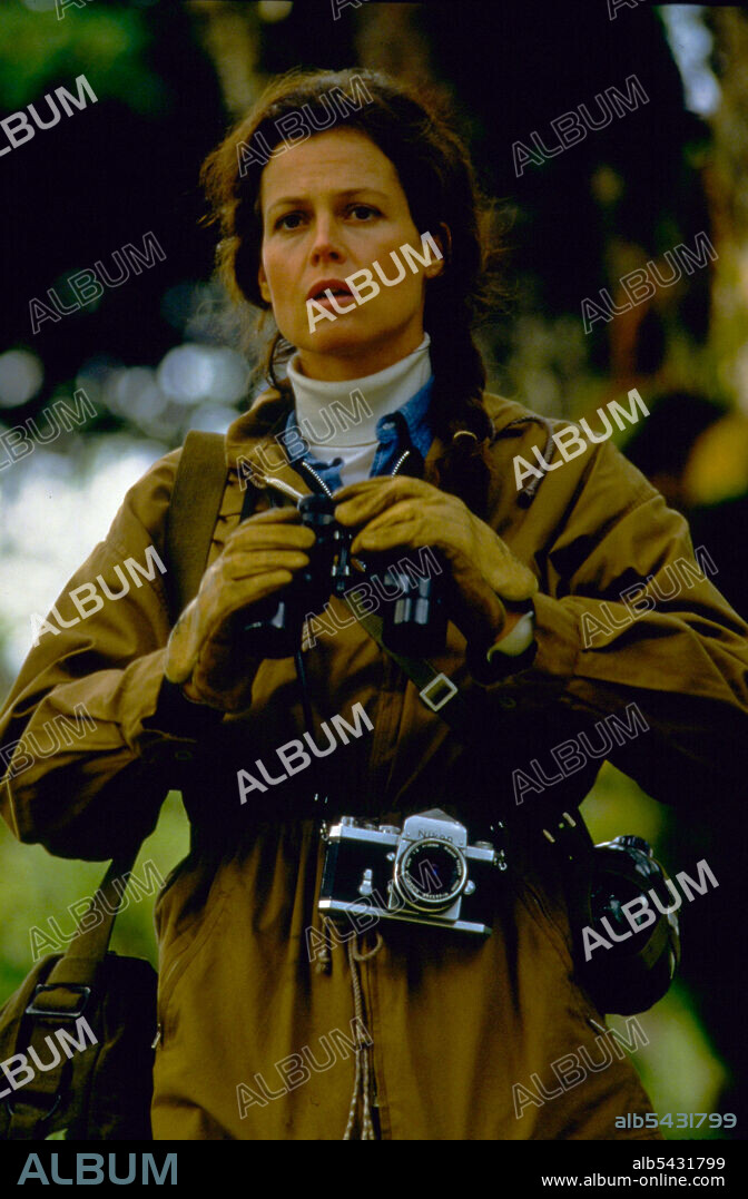 SIGOURNEY WEAVER in GORILLAS IN THE MIST: THE STORY OF DIAN FOSSEY, 1988, unter der Regie von MICHAEL APTED. Copyright WARNER BROTHERS.