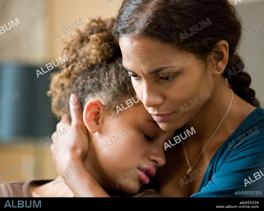 ALEXIS LLEWELLYN and HALLE BERRY in THINGS WE LOST IN THE FIRE, 2007, directed by SUSANNE BIER. Copyright DREAMWORKS / GREGORY, DOANE.