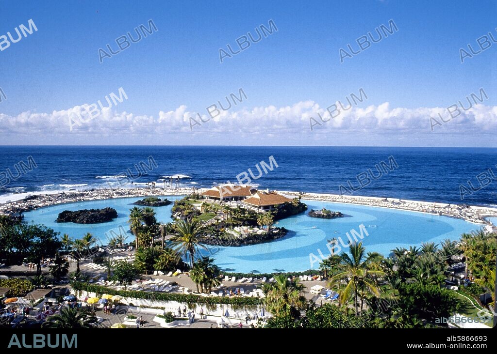 CÉSAR MANRIQUE. Puerto de la Cruz; vista con Lago Martiánez (César Manrique).