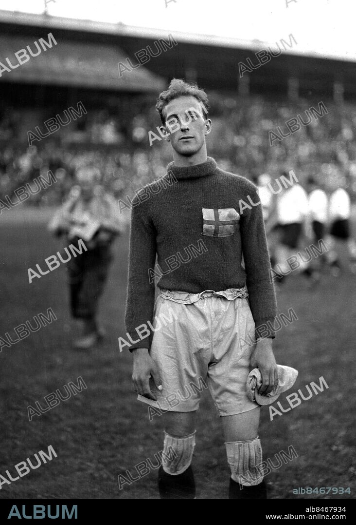 ARKIV 1935 . Sven Bergqvist, Svenne Berka (1914-1996), legendarisk fotbollsmålvakt och ishockeyback i Hammarby och landslaget. Svenne Berka gjorder 35 landskamper i fotboll och 30 i ishockey. Han var dubbel olympier (sommar och vinter) 1936.. Sven Bergqvist, legendary goalkeeper in the Swedish national team and the club Hammarby. Foto: TT / Kod 1900.