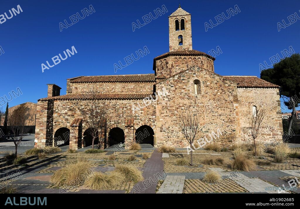 ARTE ROMANICO. ESPAÑA. IGLESIAS PRERROMANICAS DE TERRASSA. (Antiguo nucleo visigodo de Egara). IGLESIA DE SANTA MARIA. Antigua sede episcopal consagrada en el año 1130. Edificio romanico S. XII. Vista del exterior del ábside en forma cuadrada, del campanario de torre de dos pisos y de la fachada sur, con restos de un pórtico con cuatro arcos, restos del antiguo claustro de la canonjía agustiana. S. XII. Terrasa. Vallés Occidental. Provincia Barcelona. Cataluña.