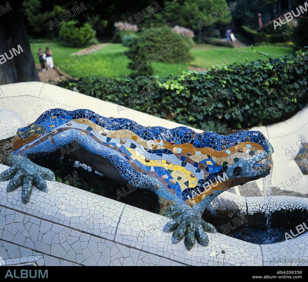 ANTONI GAUDÍ. Fuente dragón o salamandra, Parque Güell, Barcelona.