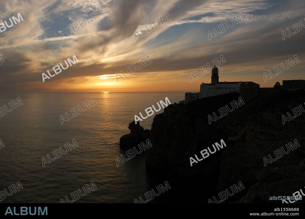 Puesta de sol en el FARO del CABO SAN VICENTE. Alrededores de Sagres. Portugal.