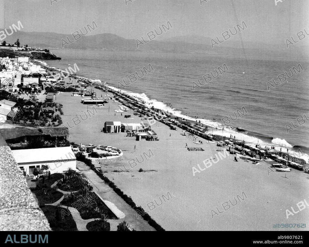 1971. Playa de Montemar en el umbral de las Vacaciones, Torremolinos (Málaga).