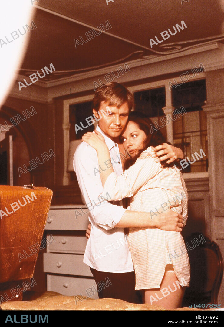 JON VOIGHT y MARY TAMM en ODESSA, 1974 (THE ODESSA FILE), dirigida por RONALD NEAME. Copyright COLUMBIA PICTURES.