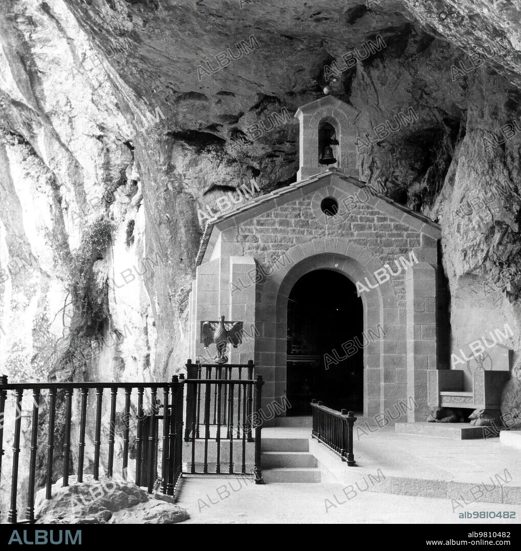1954. Capilla de la cueva de Covadonga (Asturias).