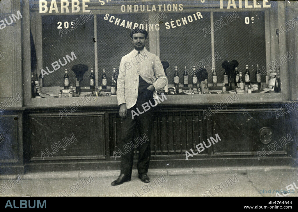 Devanture d'un salon de coiffure - barbier. Photographie anonyme pour une carte postale vers 1910. Credit : Collection IM/KHARBINE-TAPABOR.