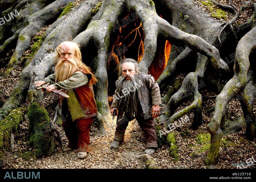 PETER DINKLAGE and WARWICK DAVIS in CHRONICLES OF NARNIA: THE CHRONICLES OF NARNIA: PRINCE CASPIAN, 2008, directed by ANDREW ADAMSON. Copyright WALT DISNEY PICTURES/WALDEN MEDIA/OZUMI FILMS/SILVERBELL / BRAY, PHIL.