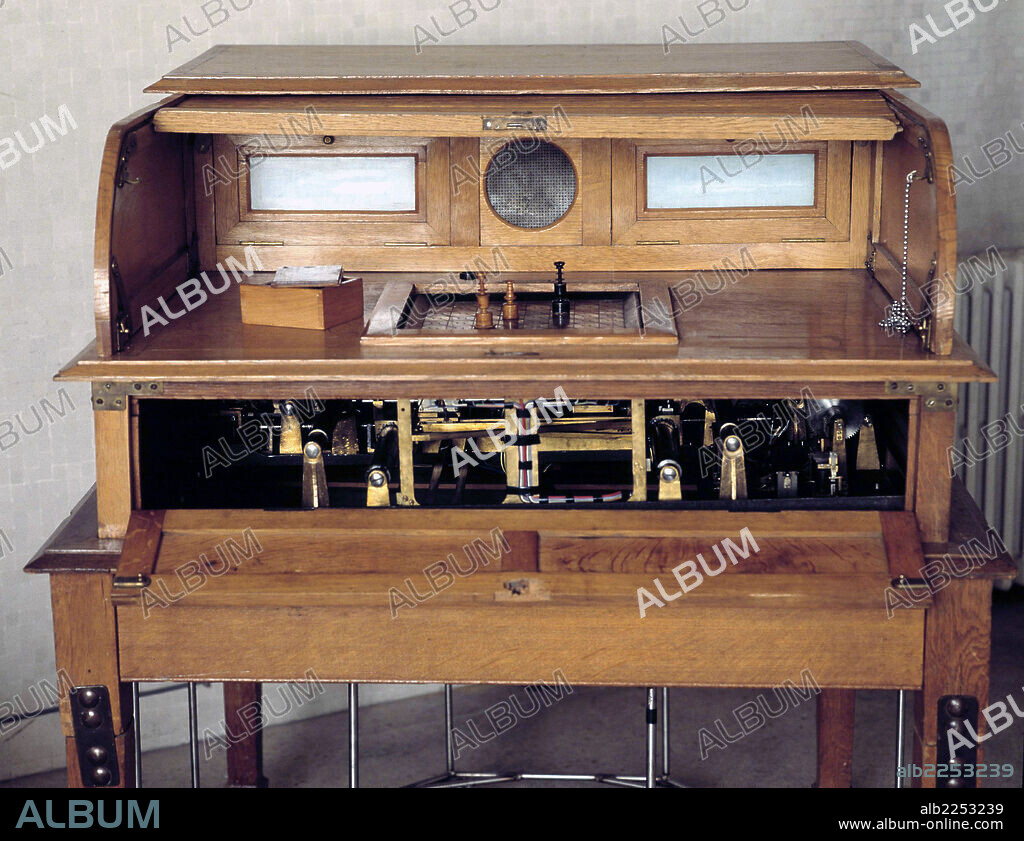 TORRES QUEVEDO , LEONARDO. INGENIERO ESPAÑOL. SANTA CRUZ 8 SANTANDER ). 1852 - 1936. AJEDREZ AUTOMATA. ESCUELA DE INGENIEROS DE CAMINOS. MADRID.