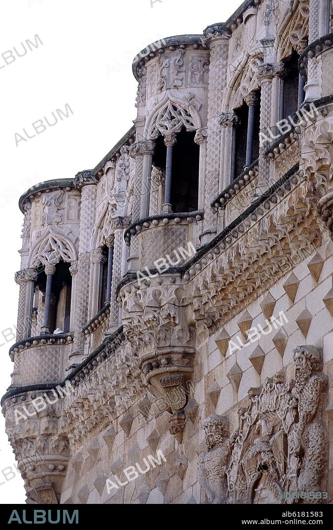 JUAN GUAS. EXTERIOR - GARITONES Y VENTANALES DE LA FACHADA PRINCIPAL - SIGLO XV - ESTILO REYES CATOLICOS.