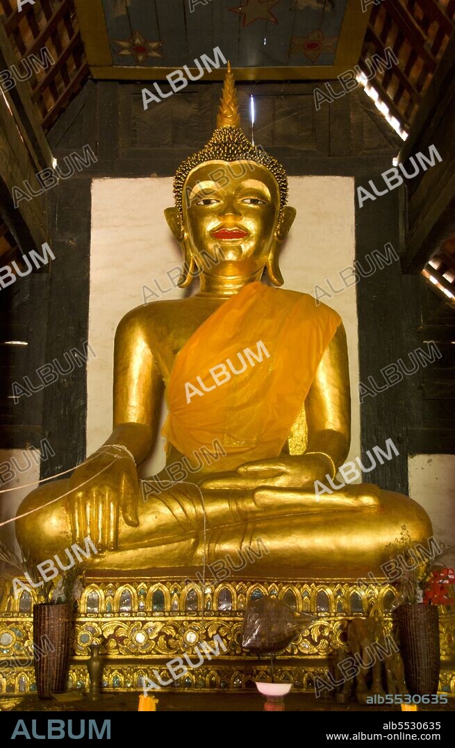 Wat Pa Daet (?????????), the name – ‘sunlit woodland’ – indicates this was formerly a forest temple. A walled enclosure contains a viharn, sala and ho trai or library, while just outside stands an ubosot in traditional northern style, surrounded by a narrow moat. The viharn dates from 1877 and was painstakingly restored in the mid-1980s. Decorated in black and gold, the three-tiered roof sweeps low in typical Lan Na style, with elaborate winged gables supporting flaring naga. The steps leading to the portico are guarded by Burmese-style chinthe lions and naga-makara balustrades, with the chinthe emerging from the makara mouths, an unusual synthesis found elsewhere in the Mae Chaem Valley as well as at the ho trai of Wat Phra Singh in Chiang Mai. Within the viharn, after passing beneath gilded eyebrow pelmets, are a series of relatively well-preserved late 19th century murals, some of which appear to have been restored, while others are fading almost completely away due perhaps to salinity in the plaster. Of particular interest are panels showing northern Thai women with their long tresses, quite different to Bangkok fashions of the time, and a Buddha birth-scene, northern Thai style, with women crowding around Gautama’s mother as she gives birth standing upright, holding on to the branches of a tree. Tucked away in a narrow valley, Mae Chaem (???????) must rank as one of the least accessible corners of Chiang Mai. Located on the westernmost frontier of the province, it is isolated from the main Chiang Mai valley by the East Thanon Thongchai Range dominated by Doi Inthanon (???????????; at 2,565m Thailand’s highest mountain), and from neighbouring Mae Hong Son province to the west by the Central Thanon Thongchai Range, including Doi Khun Bong (????????; 1,772m).