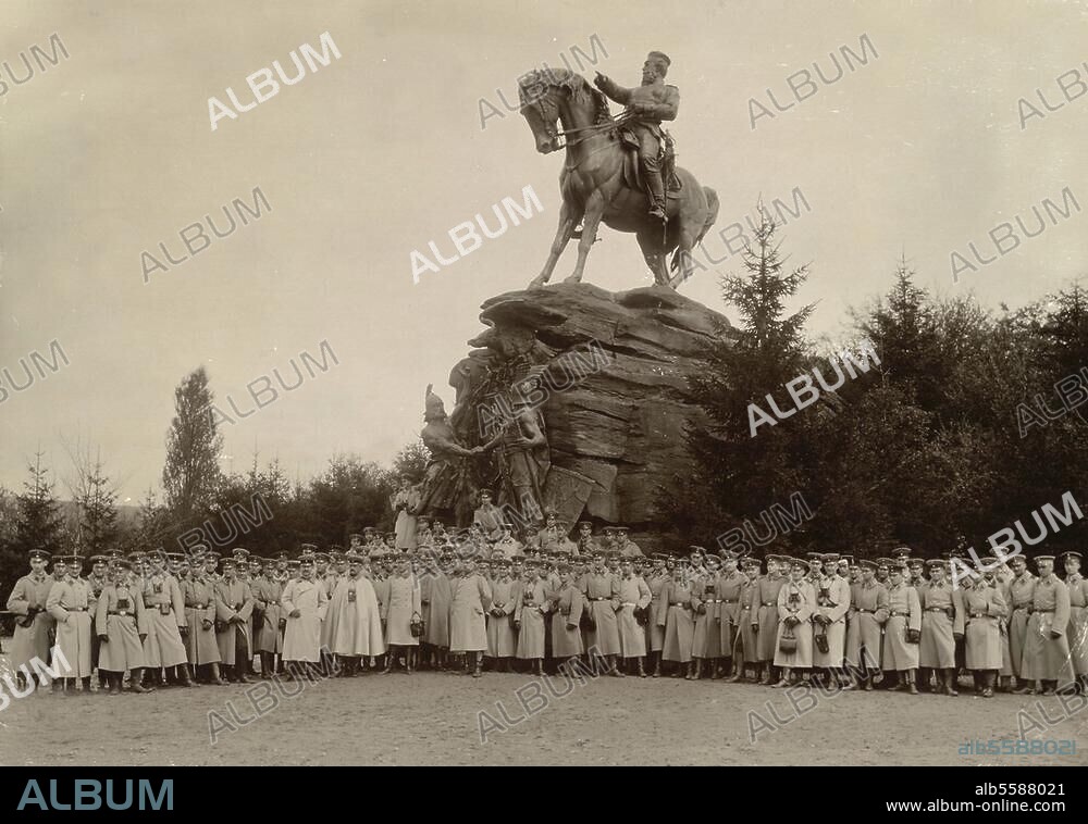 Friedrich III., deutscher Kaiser, König von Preußen, 1831-1888. Offizierslehrgang vor dem Denkmal Kaiser Friedrichs III. bei Wörth (1895 von Max Baumann errichtet). Foto, nach 1900.