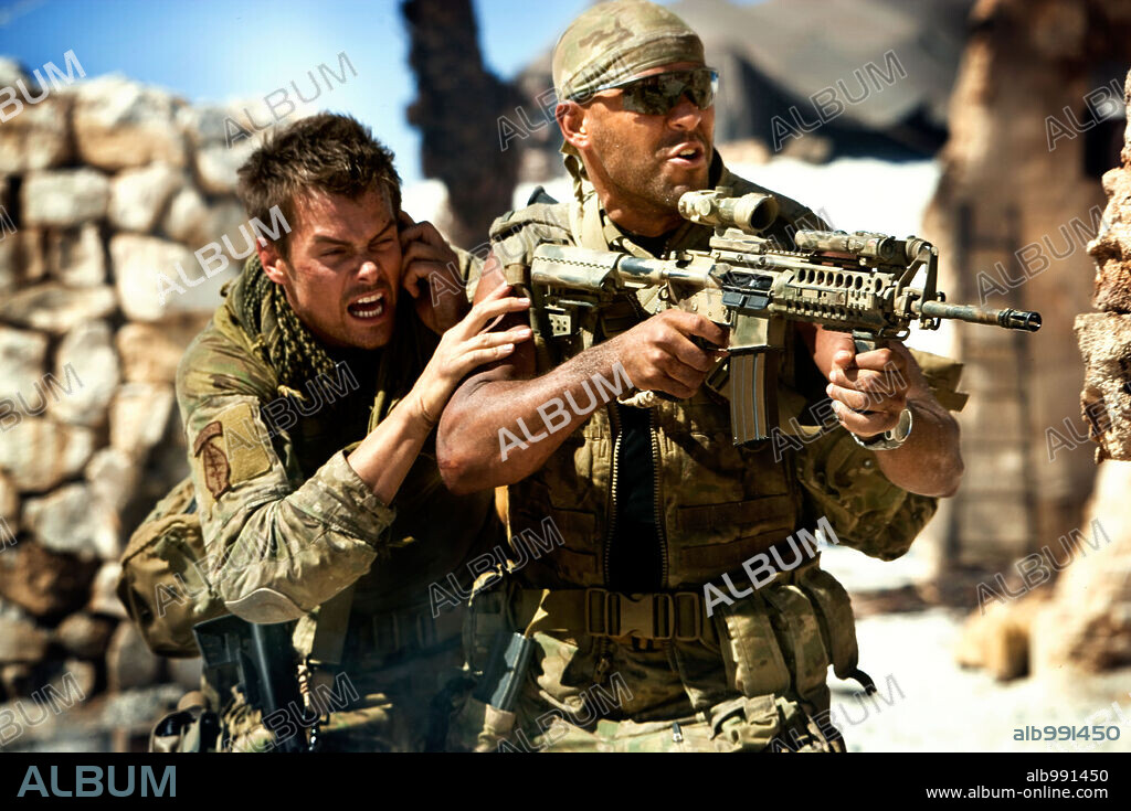 AMAURY NOLASCO and JOSH DUHAMEL in TRANSFORMERS, 2007, directed by MICHAEL BAY. Copyright PARAMOUNT PICTURES / ZUCKERMAN, ROBERT.