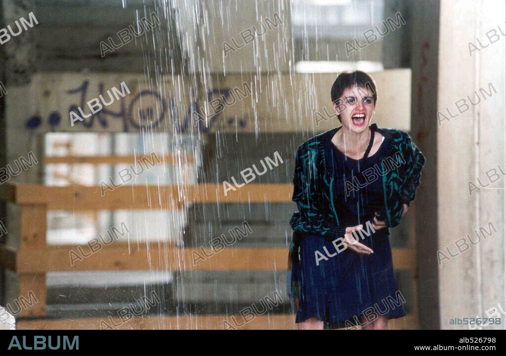 PENELOPE CRUZ en NO TE MUEVAS, 2004 (NON TI MUOVERE), dirigida por SERGIO CASTELLITTO. Copyright CATTLEYA/ALQUIMIACINEMA/THE PRODUCERS FILMS.