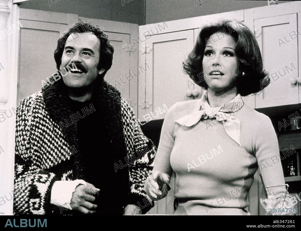 LAURENCE LUCKINBILL et MARY TYLER MOORE.