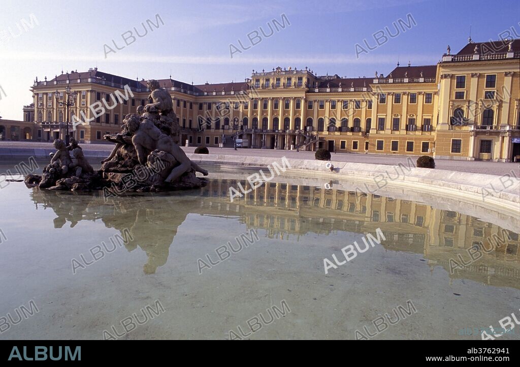 Exterior of the Schloss Schonbrunn (Schonbrunn Palace), with fountain and pool in front, UNESCO World Heritage Site, Hietzing, Vienna, Austria, Europe.