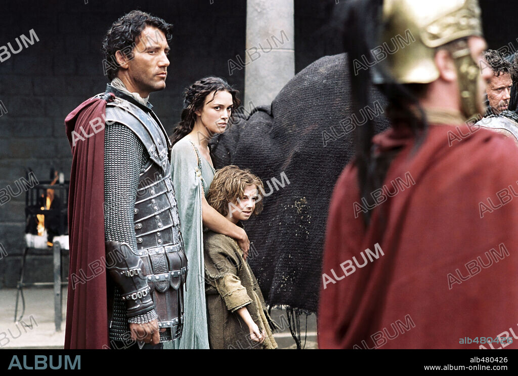 CLIVE OWEN and KEIRA KNIGHTLEY in KING ARTHUR, 2004, directed by ANTOINE FUQUA. Copyright TOUCHSTONE PICTURES.