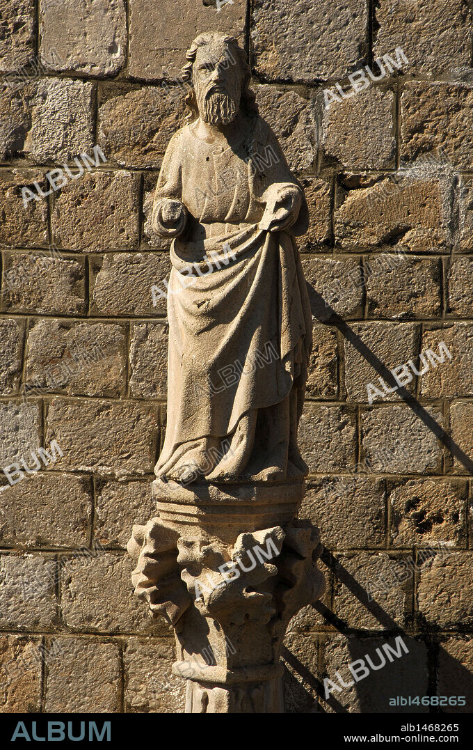 Estatua religiosa en un portal del Monasterio Dominicano. Dubrovnik. Croacia.