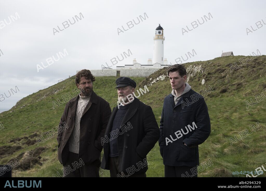 CONNOR SWINDELLS, GERARD BUTLER y PETER MULLAN en KEEPERS, EL MISTERIO DEL FARO, 2018 (THE VANISHING), dirigida por KRISTOFFER NYHOLM. Copyright Mad As Birds / Cross Creek Pictures / G-BASE / Head Gear Fil.
