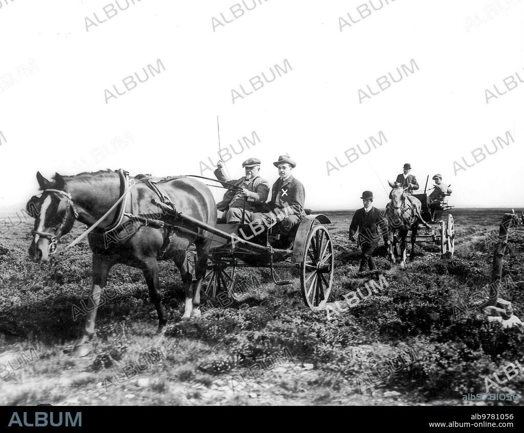 27 agosto 1911. El Rey de Portugal en Inglaterra. Don Manuel de Braganza acompañado del Marques de Ripon Dirigiéndose A una Cacería. (foto Topical).