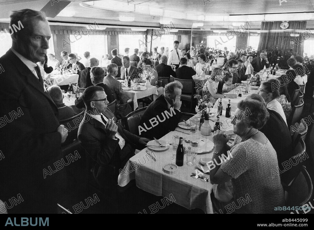 Öresundstrafiken tura resa över sundet Öresund Øresund Malmö - Köpenhamn København. Äta dricka restaurang servering bord servitör Köpenhamnsbåt Öresundsbåt.. Foto: Staffan Johansson / Sydsvenskan /IBL Bildbyrå.