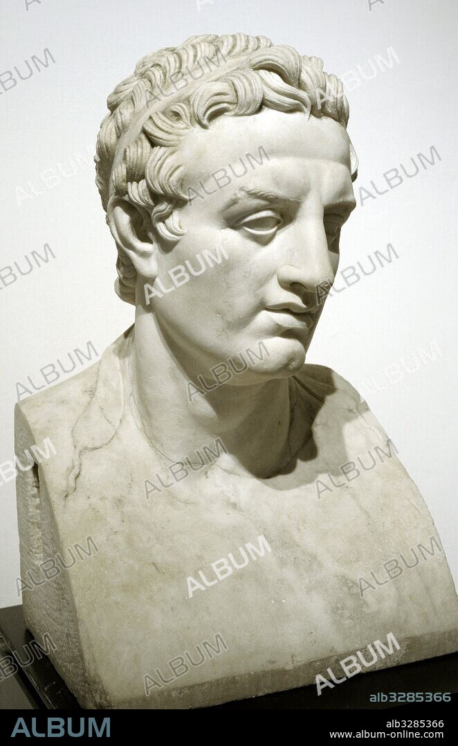 Ptolomeo III Evergetes (282-222 a. C.). Rey de Egipto. Busto romano. Copia de un original del s. III a. C. Mármol. Peristilo rectangular. Villa de los Papiros. Herculano. Museo Arqueológico Nacional. Nápoles. Italia.