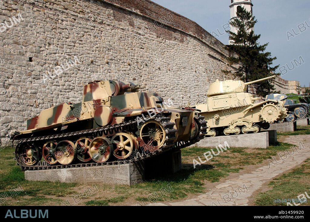 TANQUES expuestos en el exterior del Museo Militar. Belgrado. República de Serbia.